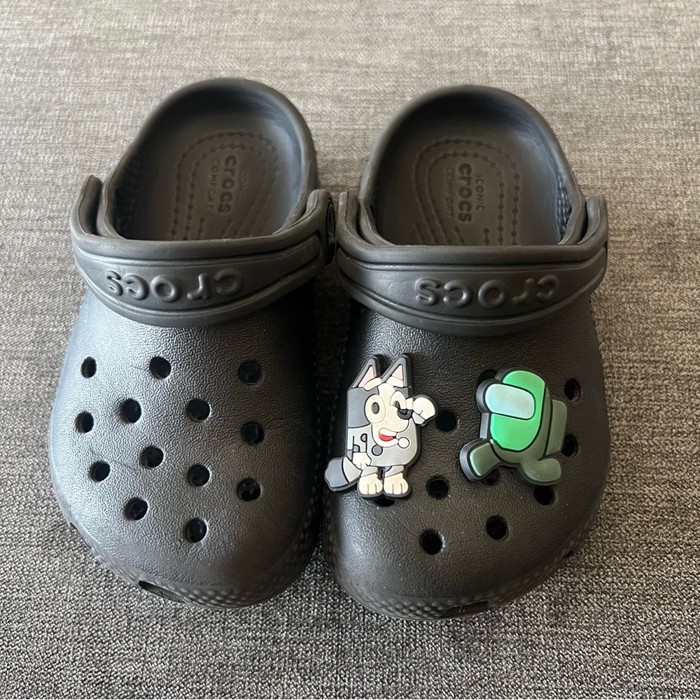 CROCS Kids Black Sandals with Cartoon Charms size toddler 7